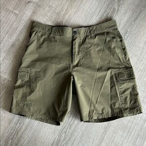 Orvis Men's Cargo Shorts in Olive Green